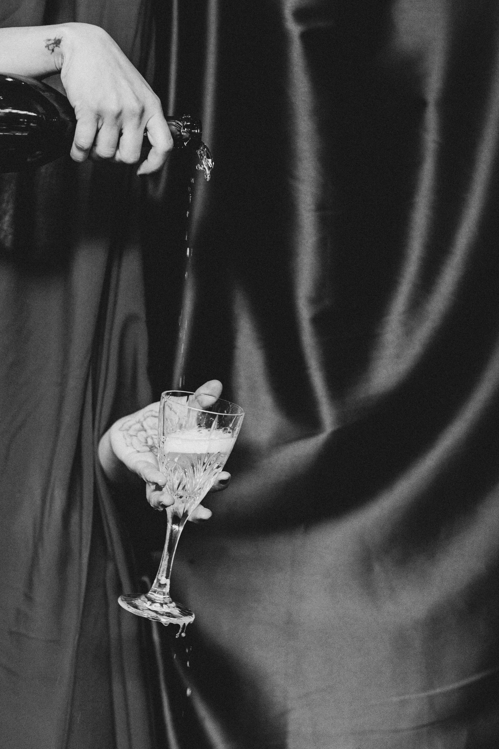 Champagne wordt ingeschonken in een kristallen glas
